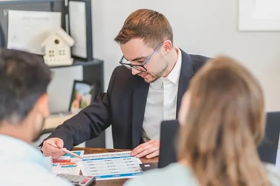 Dos personas comparan la financiación de un bien con un préstamo o con un leasing