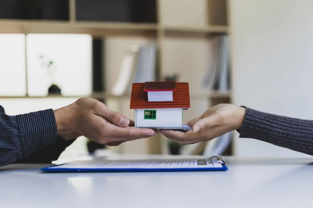 Documentos de una herencia junto a las llaves de una vivienda hipotecada: qué pasa con la hipoteca cuando fallece un titular