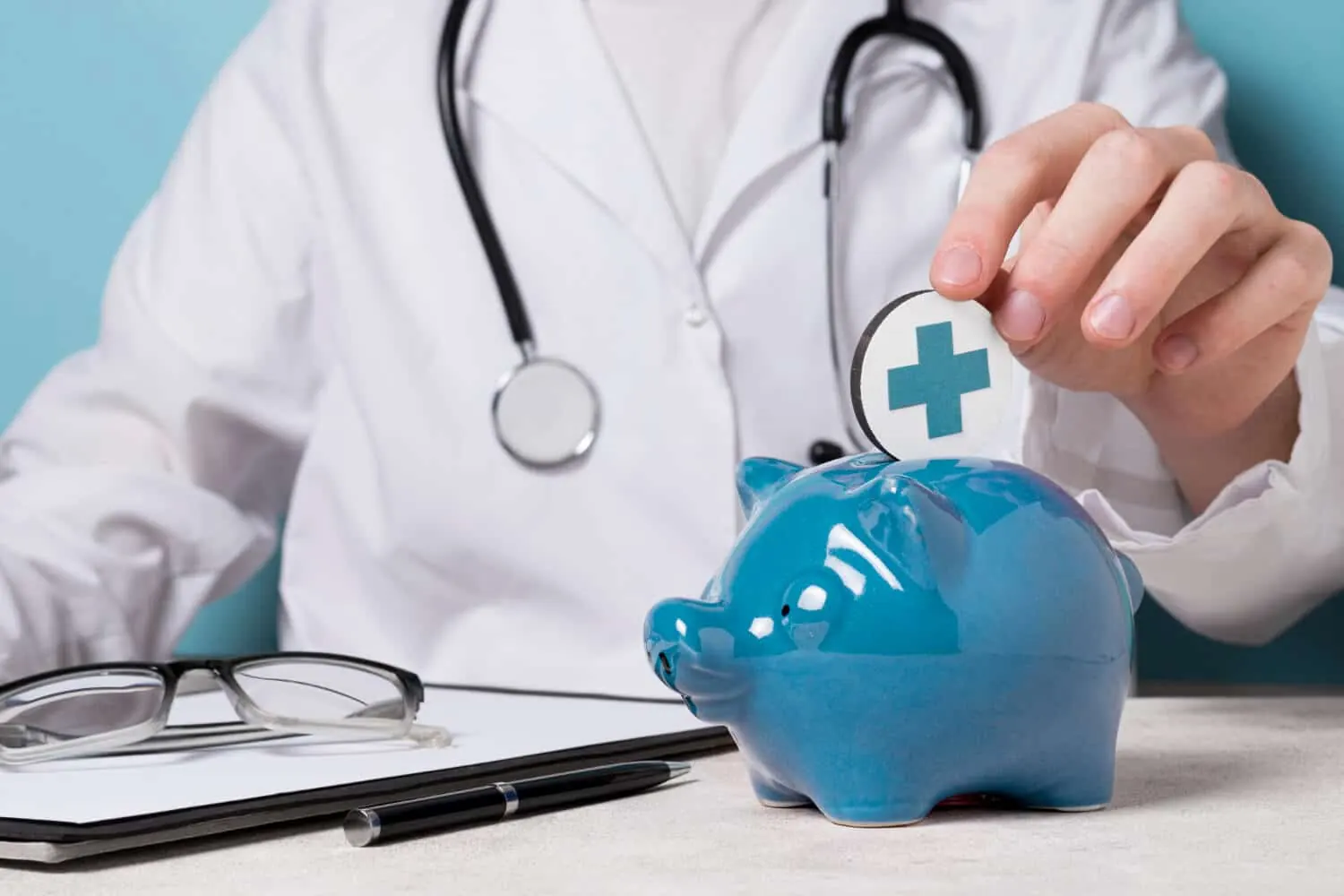 Paciente revisando con la clínica el presupuesto y la financiación de un tratamiento médico antes de firmar