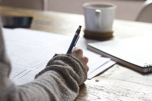Firma de la escritura de un préstamo hipotecario ante notario, con la documentación revisada por el formalizador