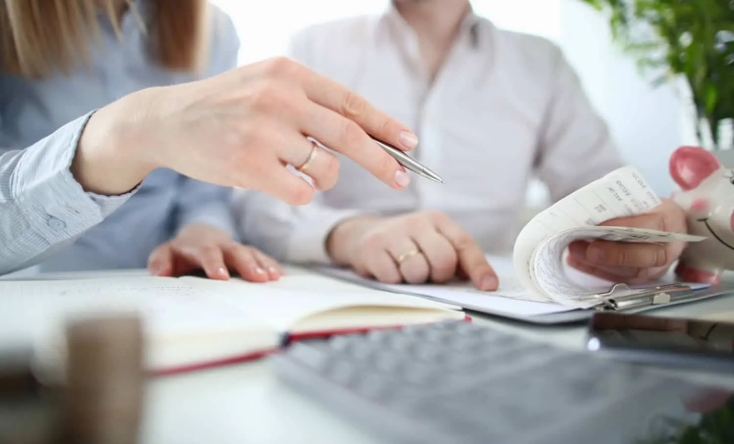Persona revisando en casa las opciones de cuota y plazo de un préstamo flexible antes de contratarlo