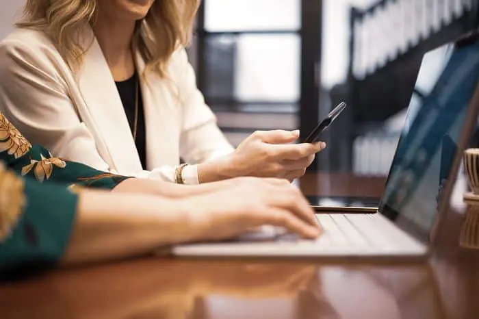 Documentos e informes financieros sobre una mesa, representando la inversión en cédulas hipotecarias